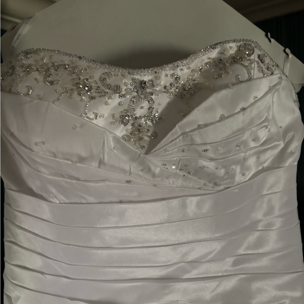 Elegant White Satin Gown - Picture 4 of 10